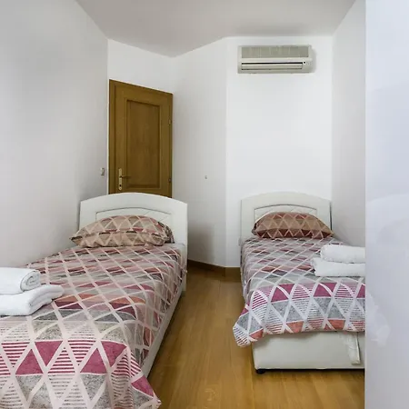 Banjole - 100 M From The